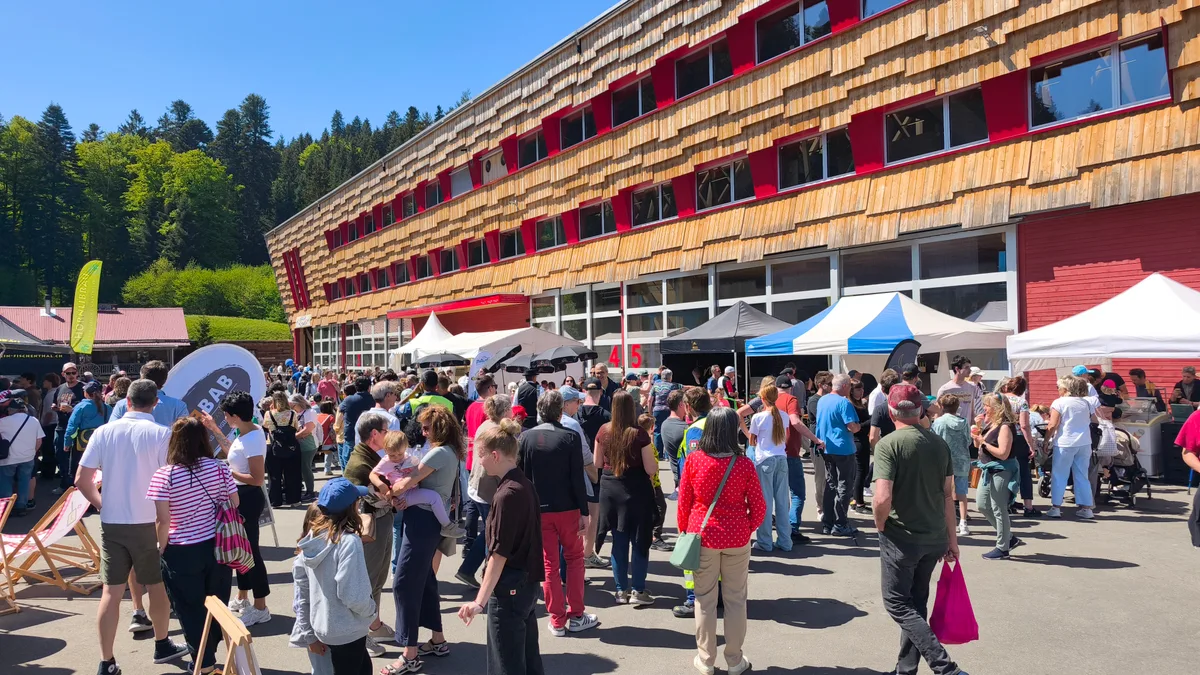 Etwa 3500 Besucher reisten für den Markt ins Tösstal. Man sieht den Käsemarkt in Saland.